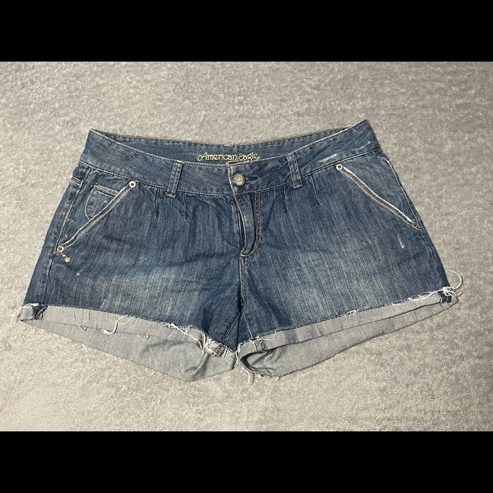 𝅺AMERICAN Eagle jean shorts size 8 minor distress good condition